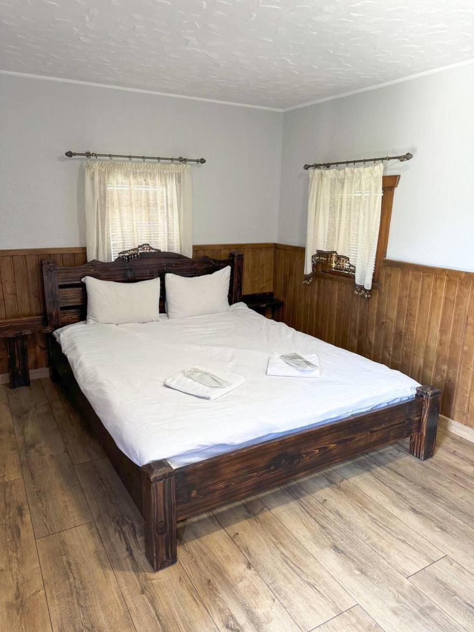 Orlyne Gnizdo Otel Çernivtsi Oda fotoğraf