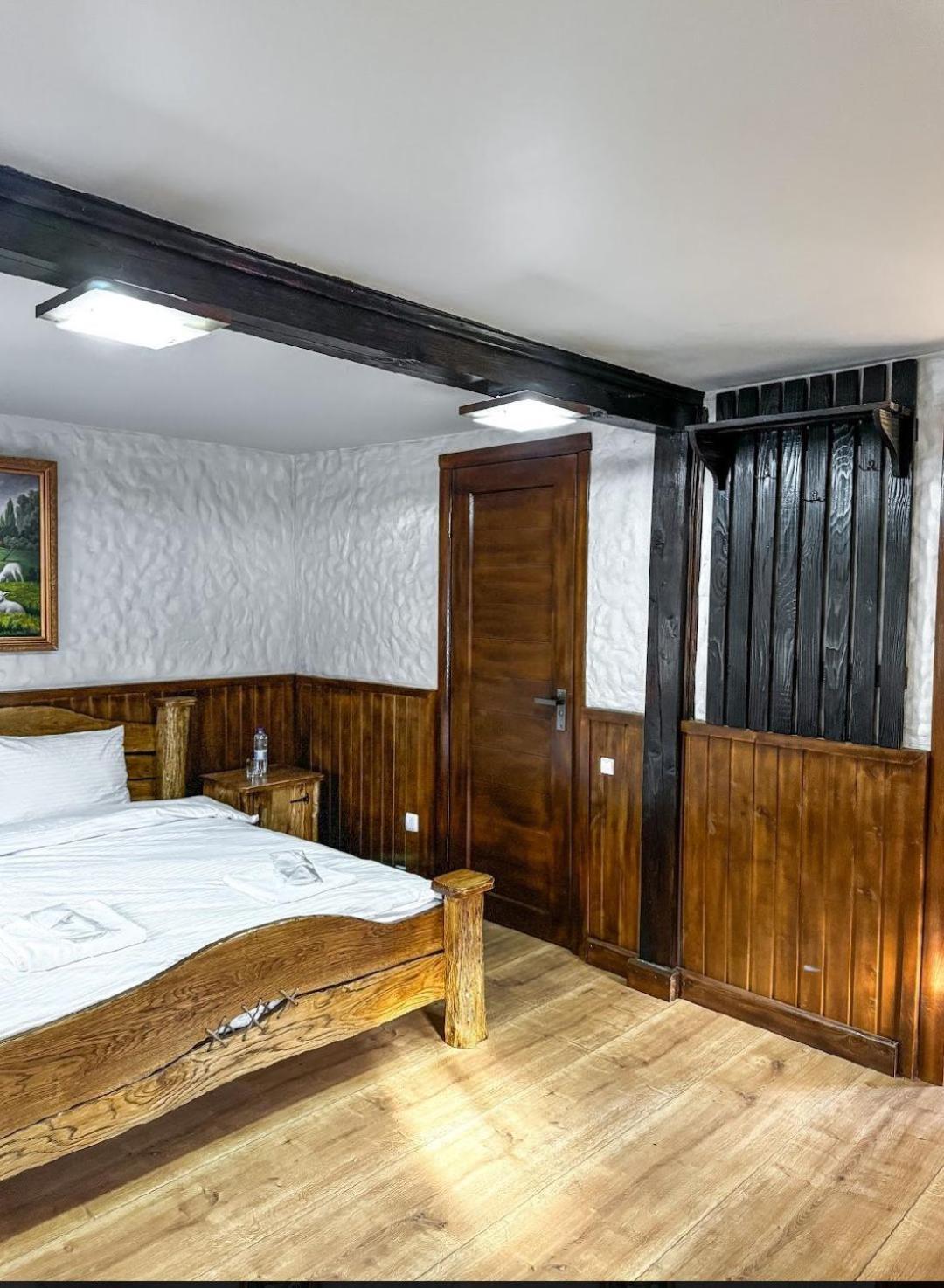Orlyne Gnizdo Otel Çernivtsi Oda fotoğraf